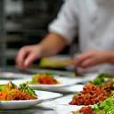 Chef préparant les plats