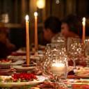 Convives partageant un repas