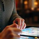 Client laissant un avis sur tablette