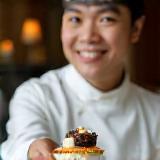 Chef Xiao présentant un dessert