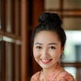 Madame Jing Yu saluant les invités